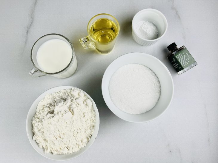 Ingredientes para a receita reunidos em uma bancada.