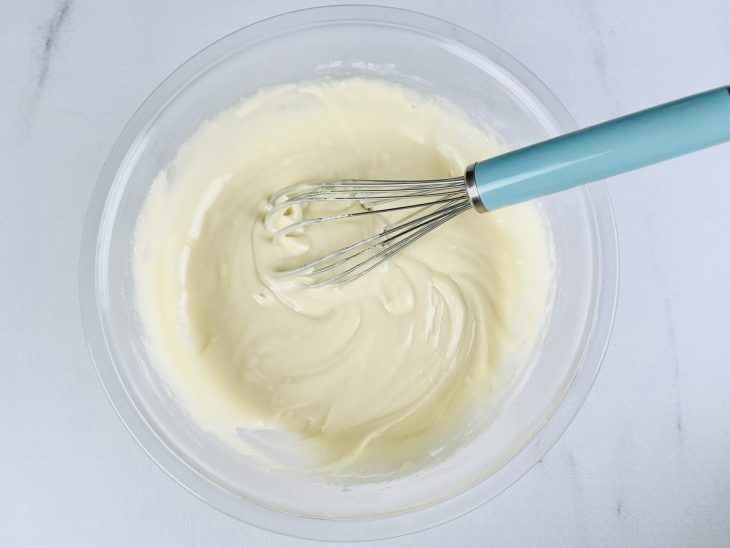 Farinha de trigo adicionada na tigela.