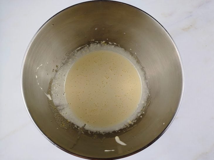 Ingredientes batidos em uma tigela.