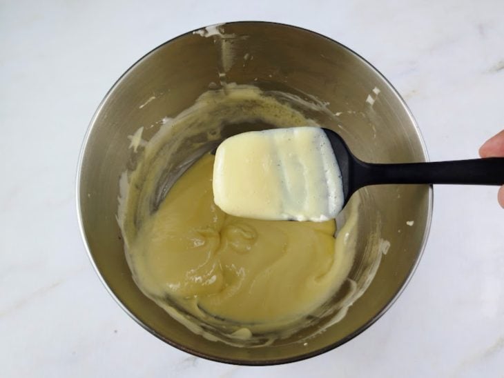 Cream cheese adicionado e incorporado na mistura da tigela.