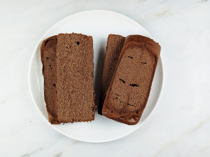 Bolos cortados ao meio horizontalmente.