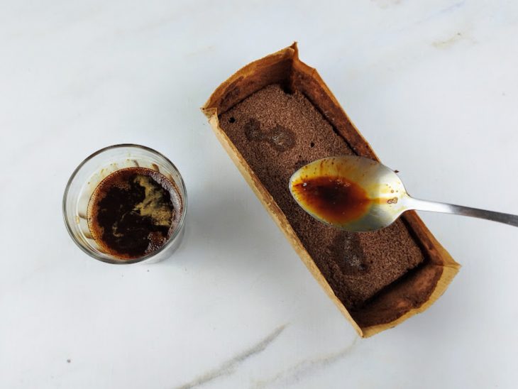 Massa umedecida com café solúvel.