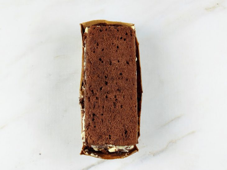 Camadas de bolo montadas.