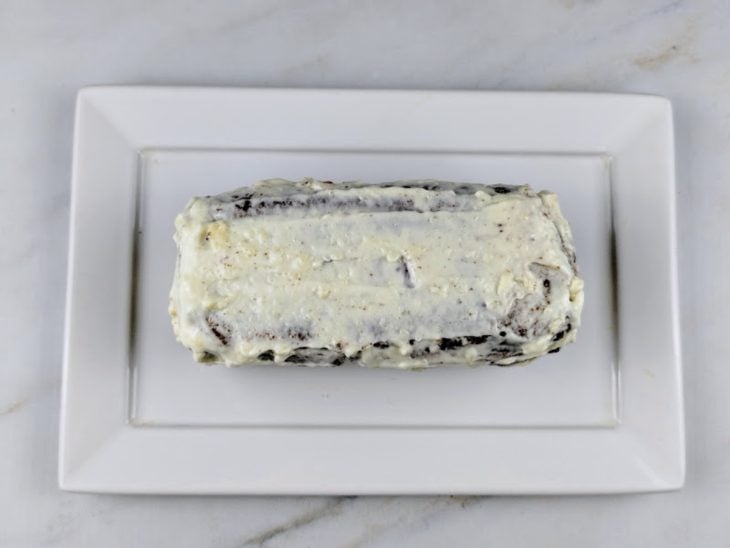 Bolo coberto por creme.