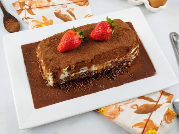 Bolo tiramisu pronto para consumo.