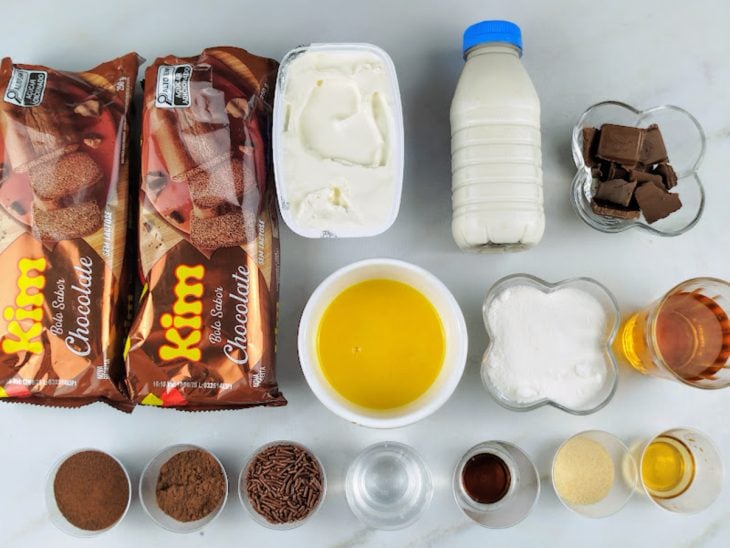 Ingredientes para a receita de bolo tiramisú reunidos em uma bancada.