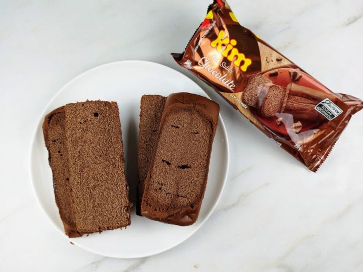 Bolo de chocolate cortado em 4 partes.