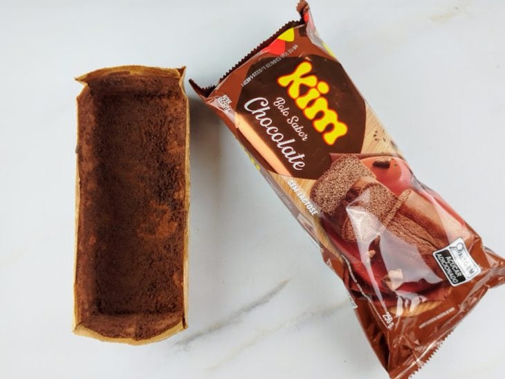 Embalagem do bolo pronta para adição de creme.