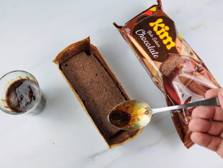 Mistura de conhaque e café adicionada sobre a camada de bolo.