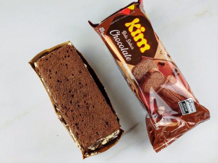 Bolo tiramisú montado na embalagem.