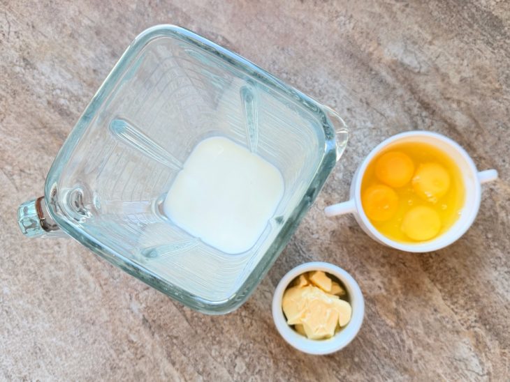 Leite, ovos e margarina no liquidificador.