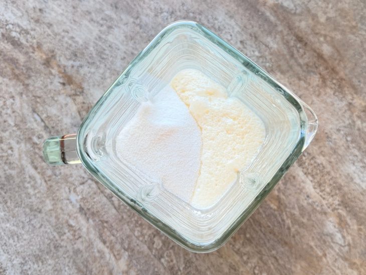 Açúcar adicionado aos ingredientes no liquidificador.