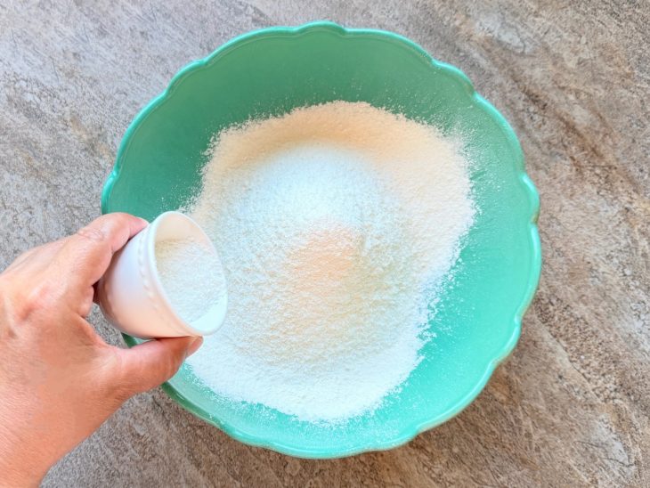 Na tigela, farinha de trigo e o coco ralado.