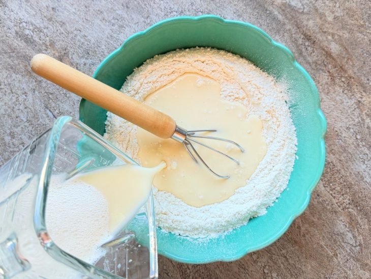 Mistura do liquidificador sendo adicionada na tigela.