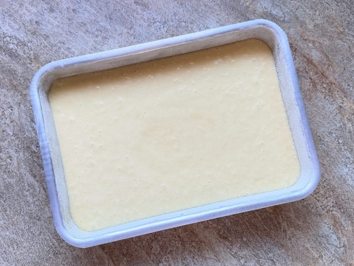 Massa disposta numa forma untada.