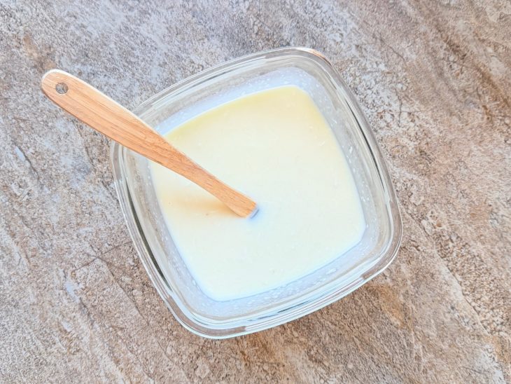 Calda pronta numa tigela.