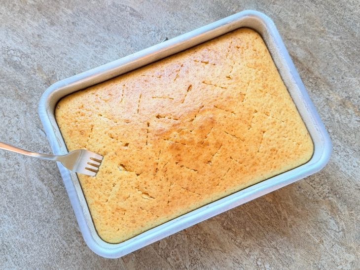 Bolo assado com furinhos do garfo.