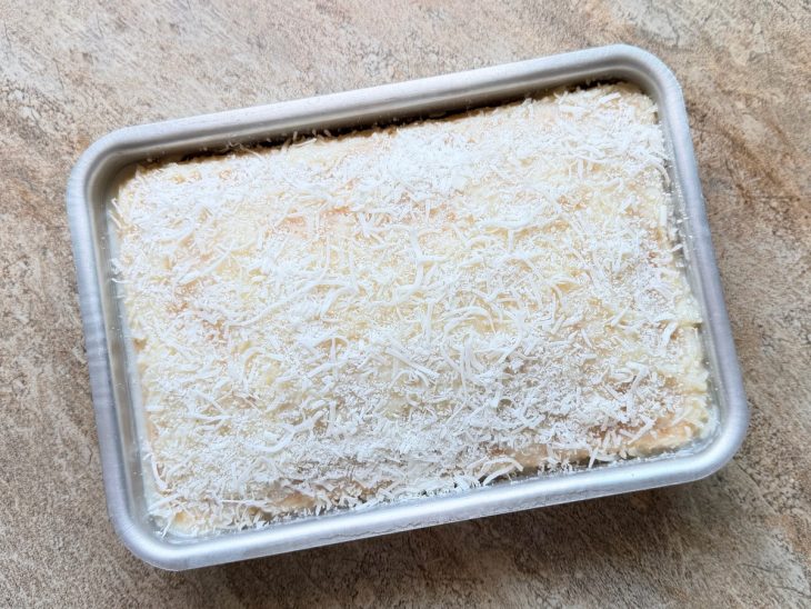 Bolo com a calda e o coco flocado.