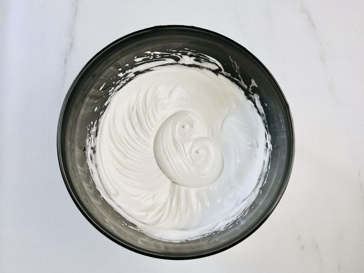 Na batedeira, as claras e o açúcar batidos até obter um merengue.