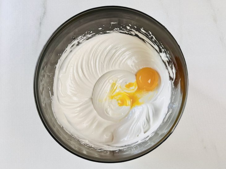 Na batedeira, com o merengue, uma gema e o extrato de baunilha adicionados.
