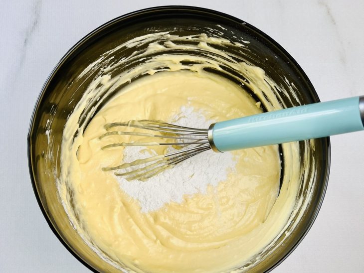 Junto a massa, o leite sendo adicionado.