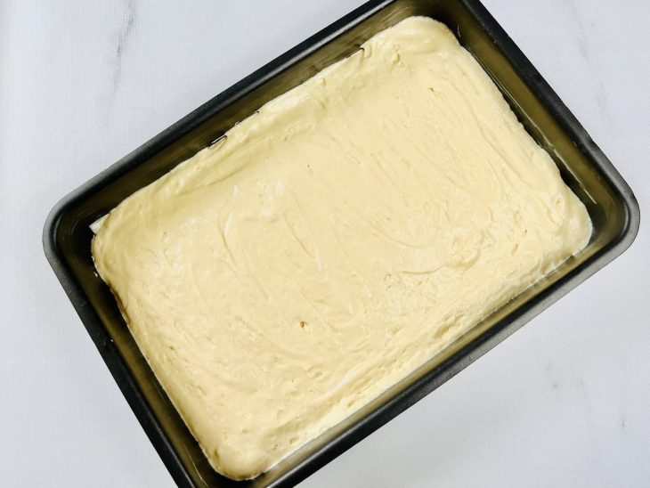 Massa transferida para uma assadeira.