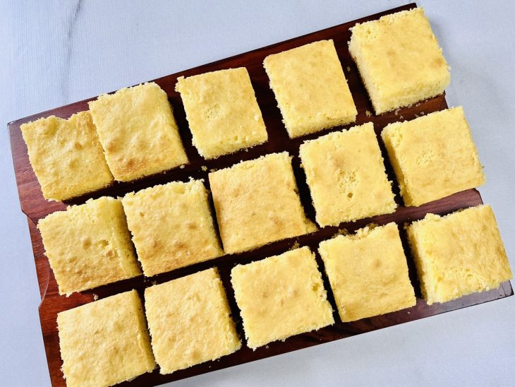 Bolo cortado em quadrados.