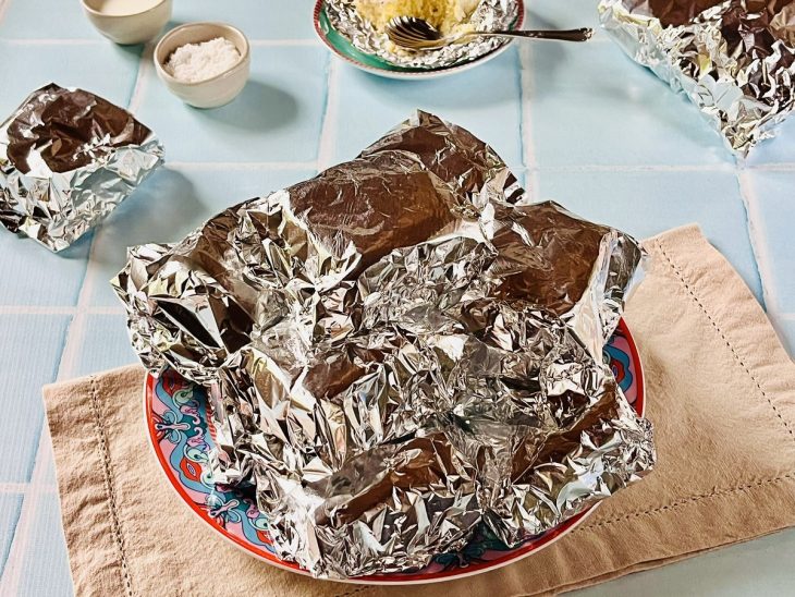 Pedaços de bolo prontos, embalados em papel alumínio.