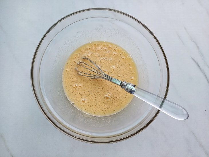 Mistura cremosa após adicionar óleo e açúcar bem incorporados.