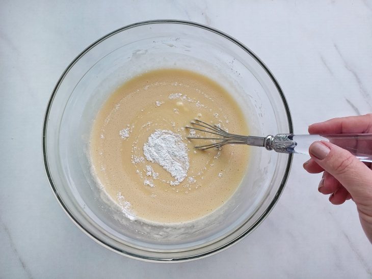 Massa líquida homogênea após adicionar leite de coco e água.