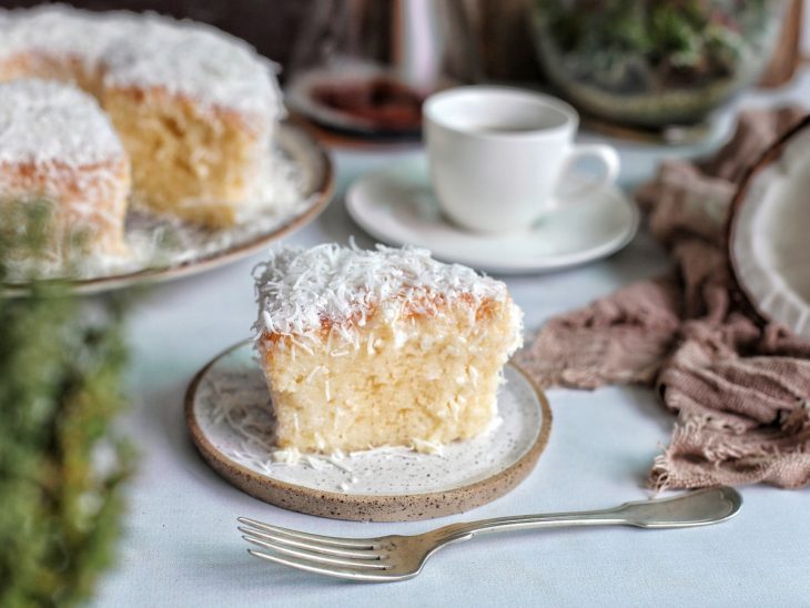 Bolo toalha felpuda simples servido no prato.