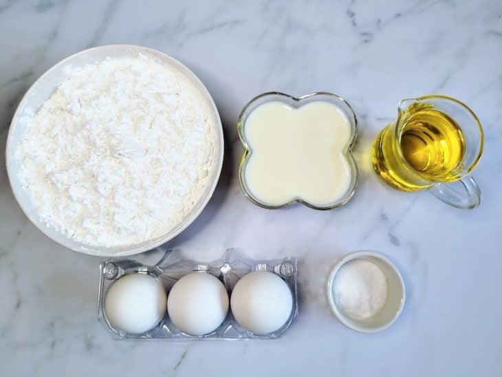 Uma bancada com os ingredientes separados.