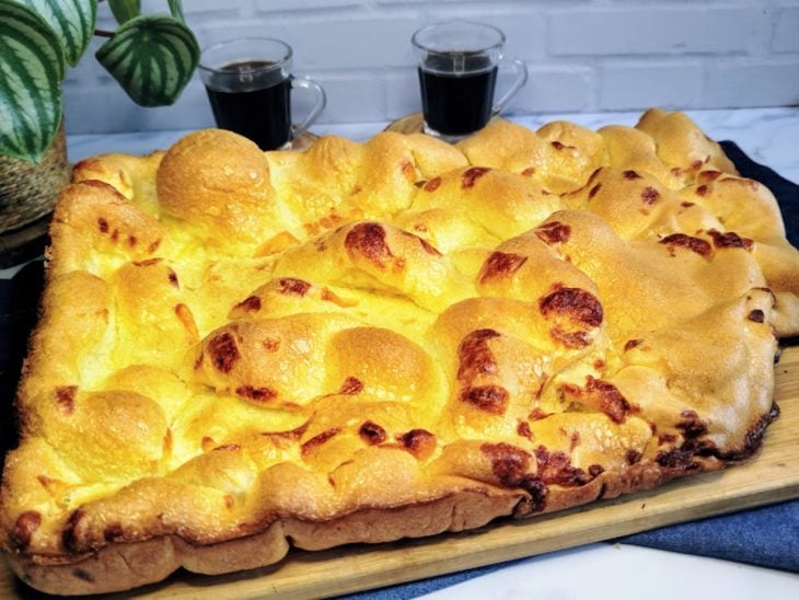 Uma tábua com o bolo tobogã de polvilho.