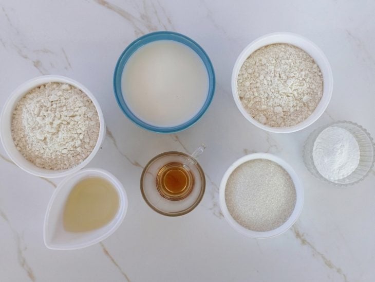 Ingredientes reunidos na bancada.
