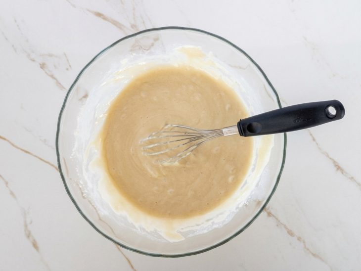 Mistura do liquidificador misturada na tigela com a farinha.