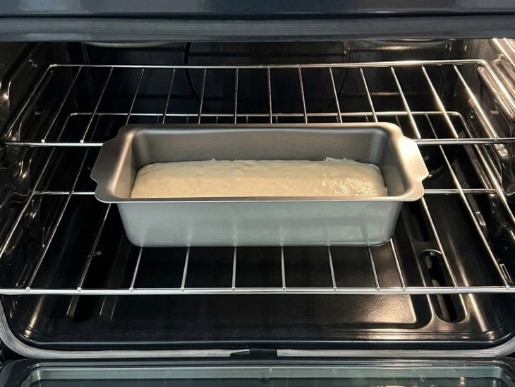 Forma com a massa no forno.