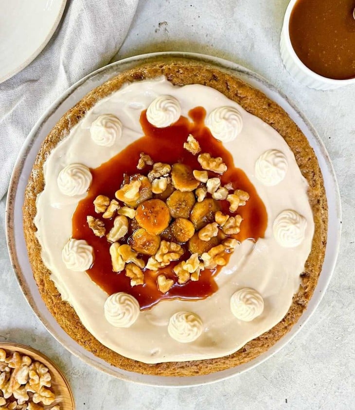 Bolo de banana vegano com caramelo salgado