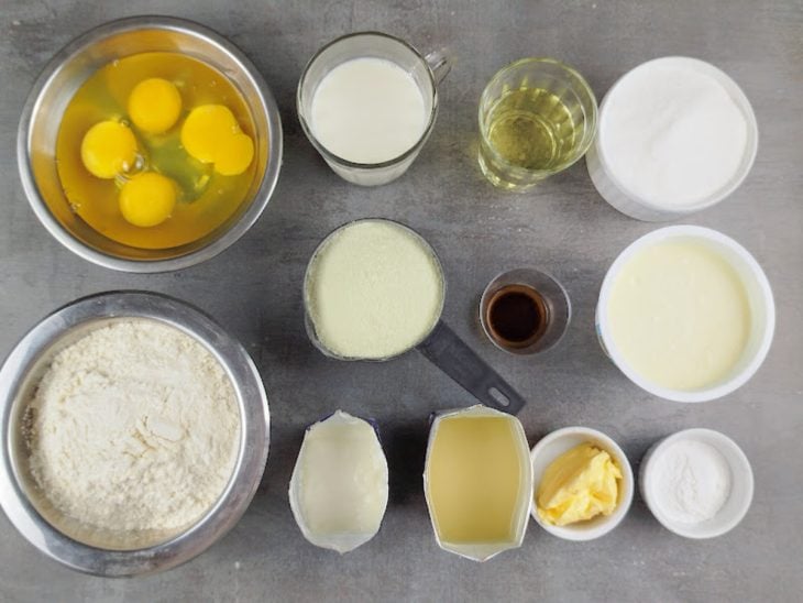 Ingredientes para a receita reunidos em uma bancada.