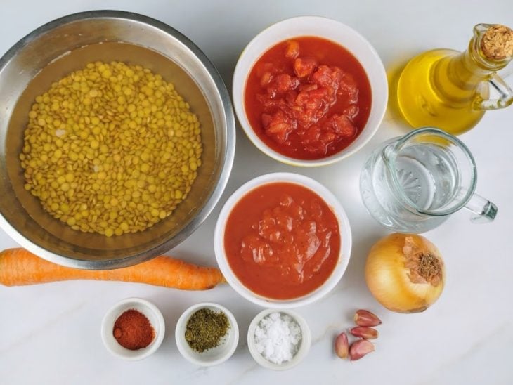 Ingredientes reunidos em uma bancada.