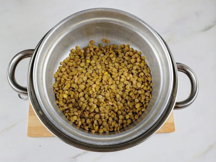 Lentilha dentro da panela.