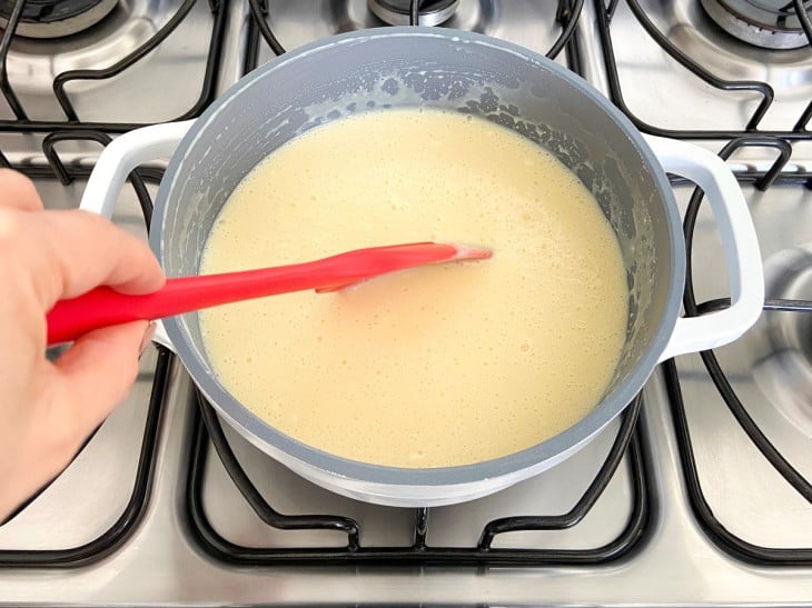 Panela com ingredientes misturados na cor creme.