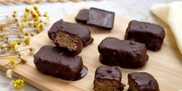 Uma tábua contendo bombons de banana zero açúcar.