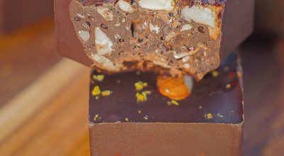 Bombom de chocolate com nuts e sementes