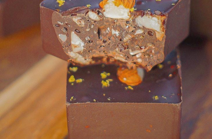 Bombom de chocolate com nuts e sementes