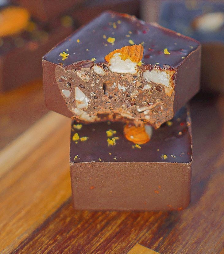 Bombom de chocolate com nuts e sementes
