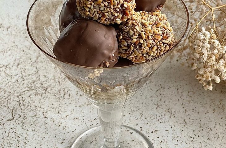 Bombom de coco com castanha