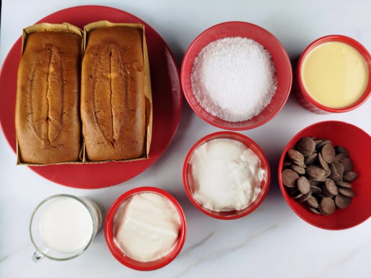 Ingredientes sobre a bancada.