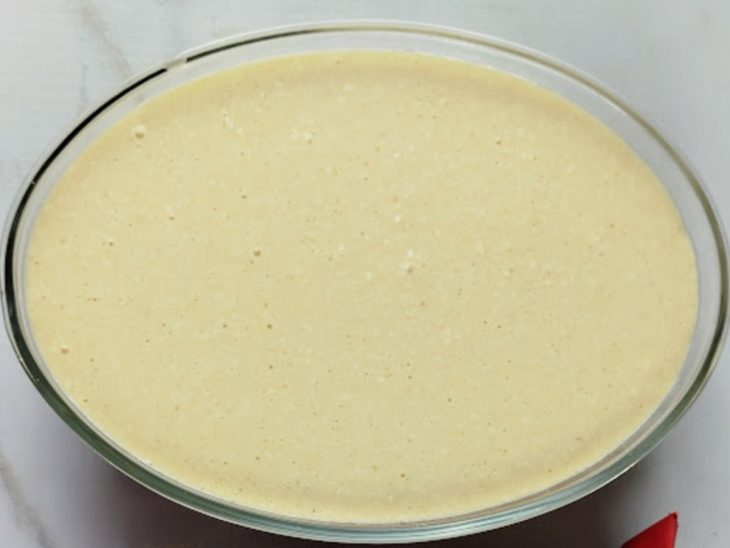 Uma travessa com o bolo e o creme branco.