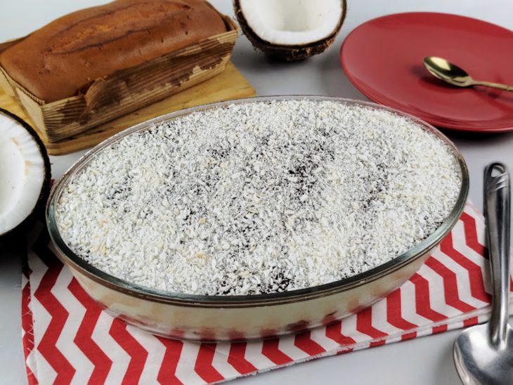 Bombom de coco de travessa com bolo pronto para consumo.