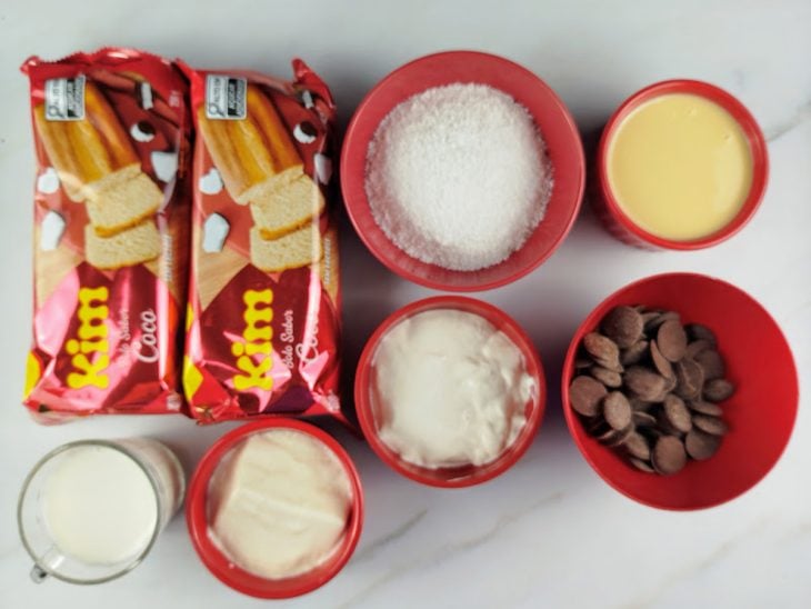 Ingredientes sobre a bancada.